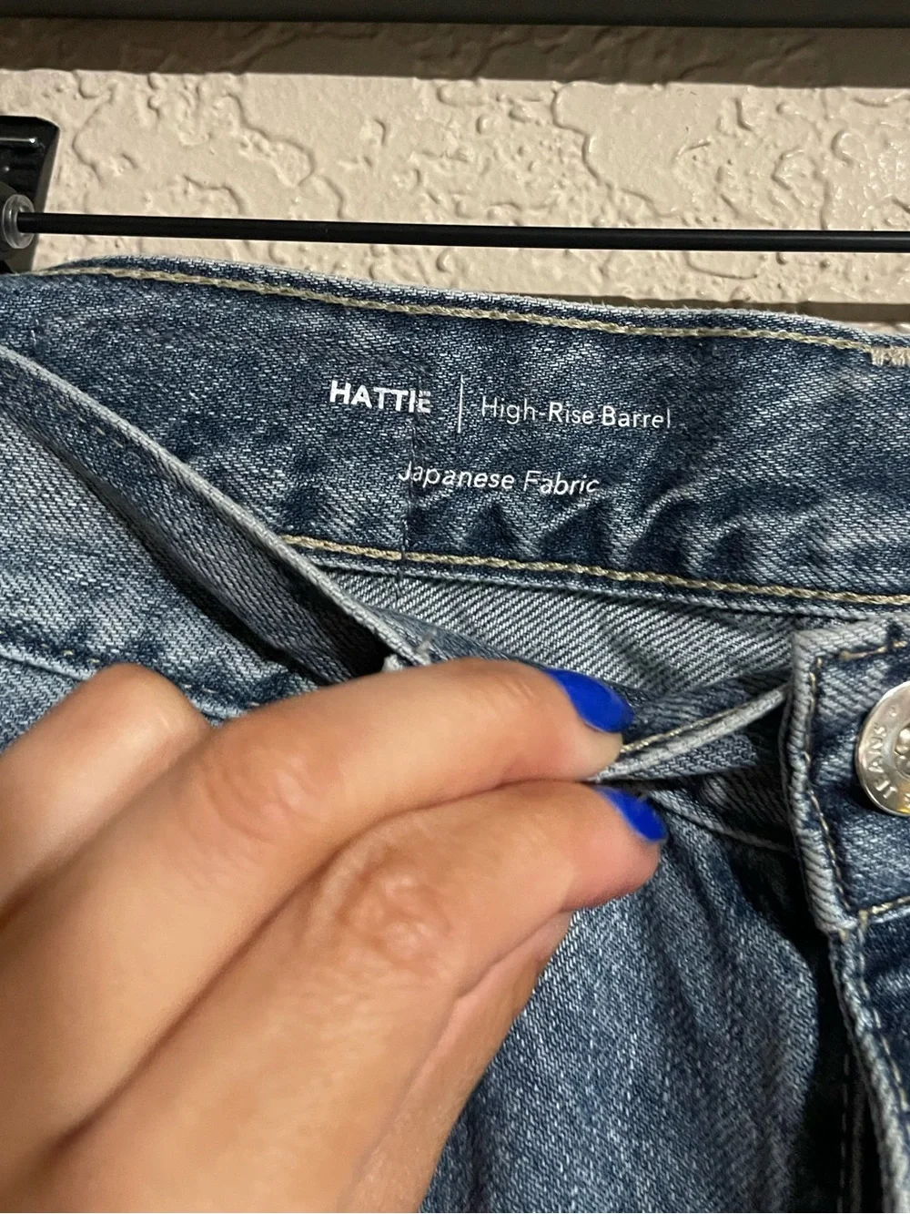 AG | Hattie High Rise Barrel Jean Size: 26 - Picture 3 of 5
